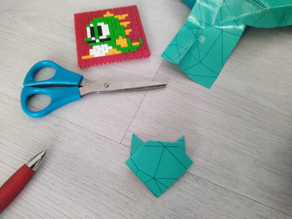 Draai je werkstuk om en als je tevreden bent, strijk je alle vouwen goed glad! Dit is de basis van de origami kat(tekop).