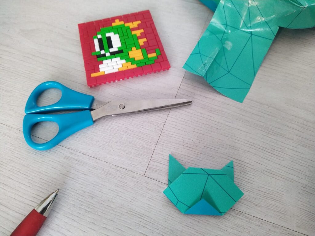 Nu kun je het snuitje vouwen en eventueel de wangetjes. En dan is je origami katje af!