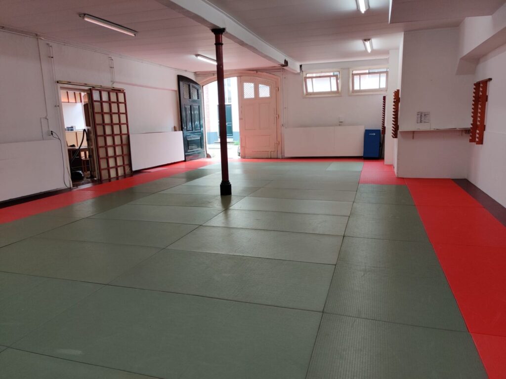 De zaal is circa 110 m2 en voorzien van judomatten.
