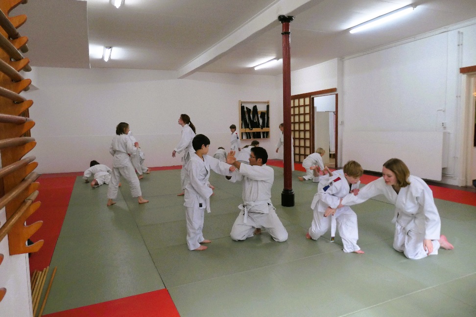 De Japan Fans volgden een introductieles bij Aikido Vereniging Domstad. Dat is Japanse kunst & cultuur in het centrum van Utrecht!