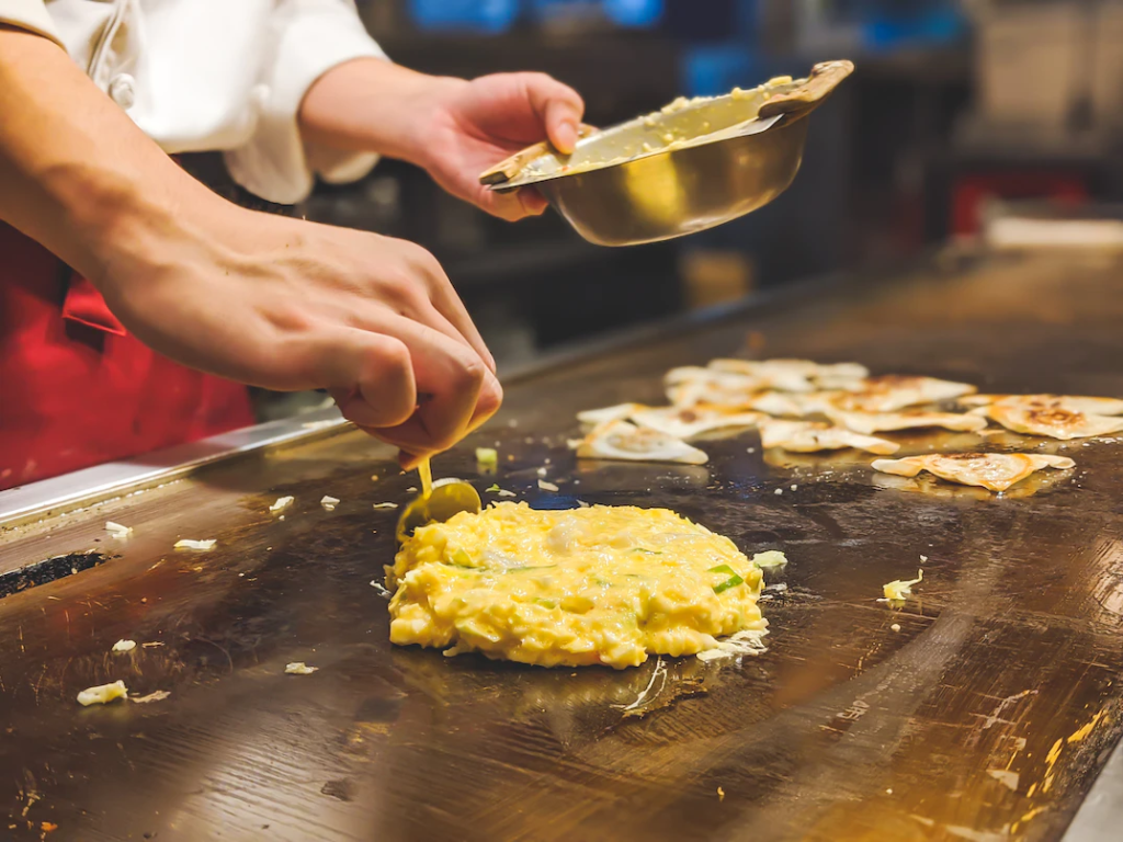 Okonomiyaki is a savory Japanese pancake that can easily be made vegan. Japan Fans. Japanese Arts & Culture from the Centre of Utrecht. Japans Cultureel Centrum Utrecht.